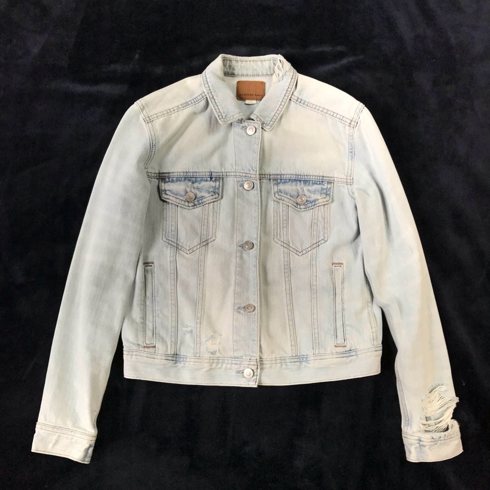 AE Light Wash Distressed Denim Jacket - Women’s S